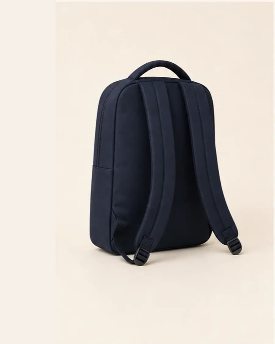 City Daypack: three-quarter styling view
