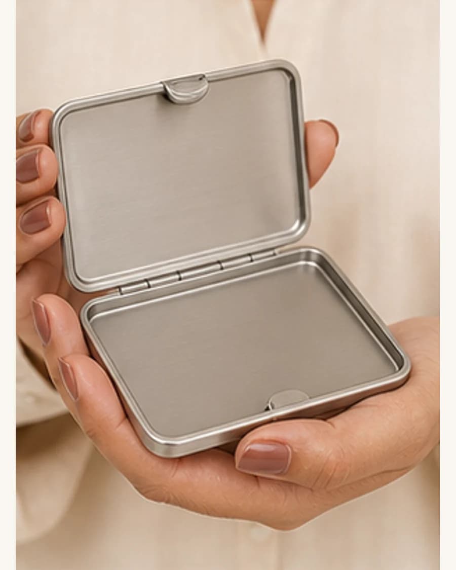 Riviera Card Wallet: three-quarter styling view